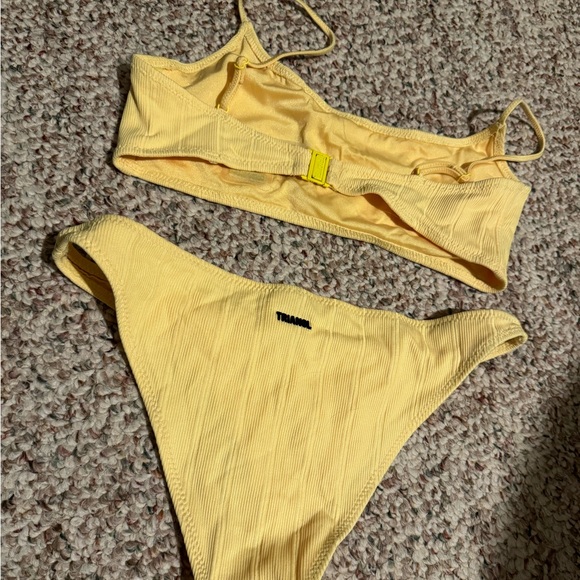 Triangl Bikini - Picture 2 of 2